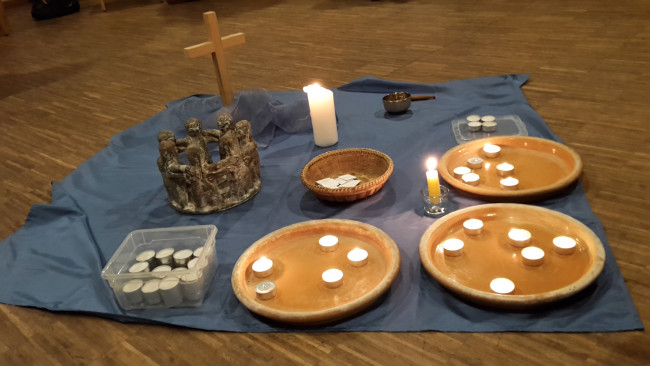 Gestaltete Mitte mit Kreuz und Kerzen